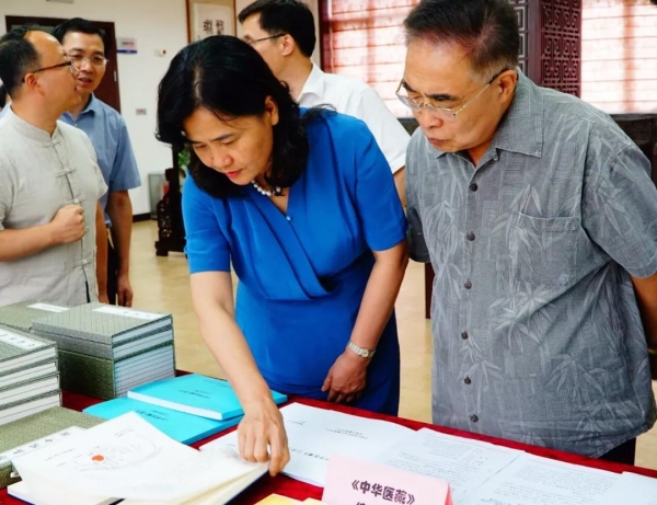 國家衛(wèi)生健康委黨組成員、國家中醫(yī)藥管理局黨組書記余艷紅（前排左一）在中醫(yī)藥信息研究所調(diào)研中醫(yī)古籍相關(guān)工作